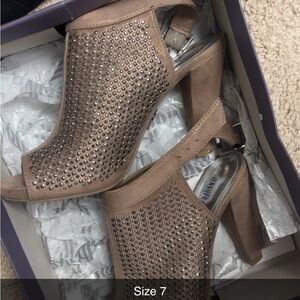 Jennifer Lopez Tan Studded Heels